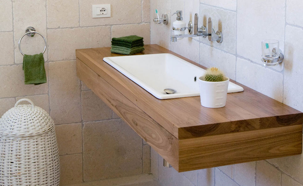 arredo-bagno-design-con-lavandino-bianco-e-tavolo-in-legno-è-di-colore-marrone-che-produce-un-bel-bagno