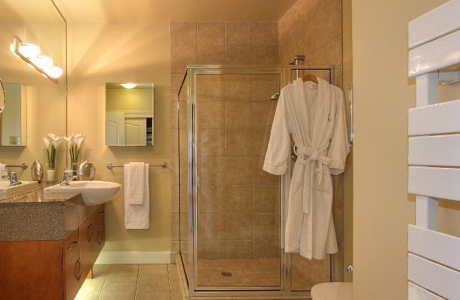 beautiful-functional-staged-bathroom